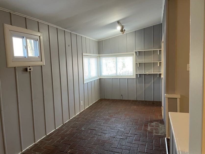 Building Photo - 415 W Campground Rd