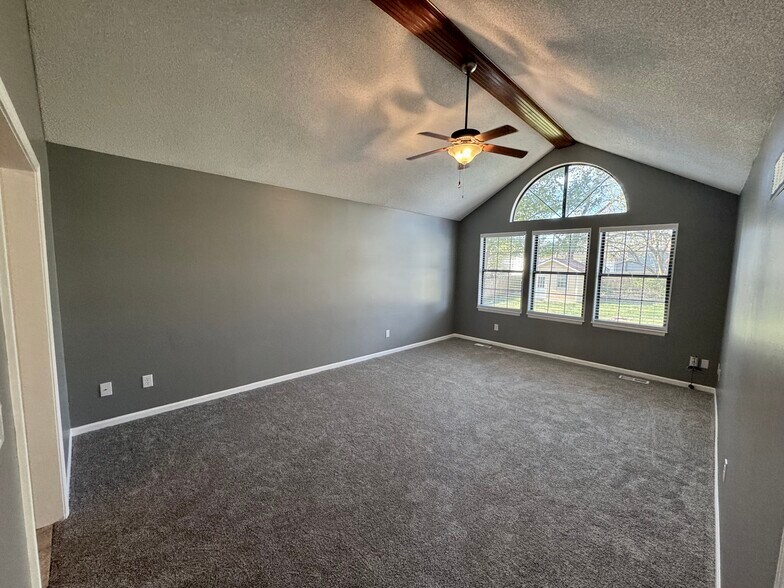 Building Photo - 1412 SW Highland Dr