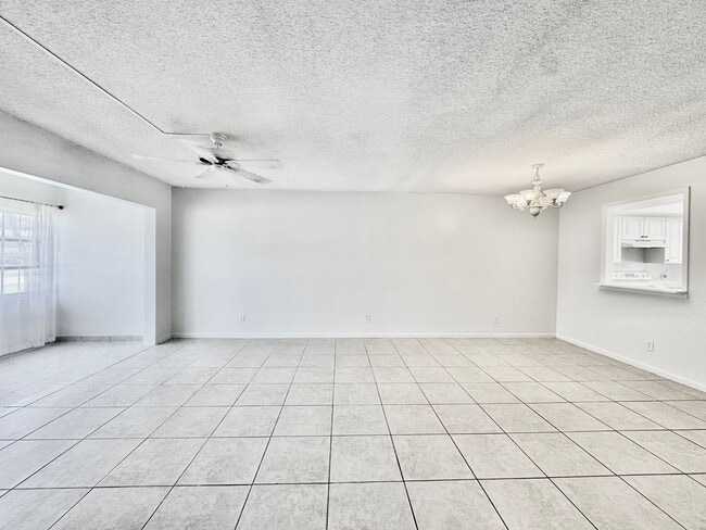 Building Photo - Charming 2 bed/ 2 bath in Royal Palm Villas