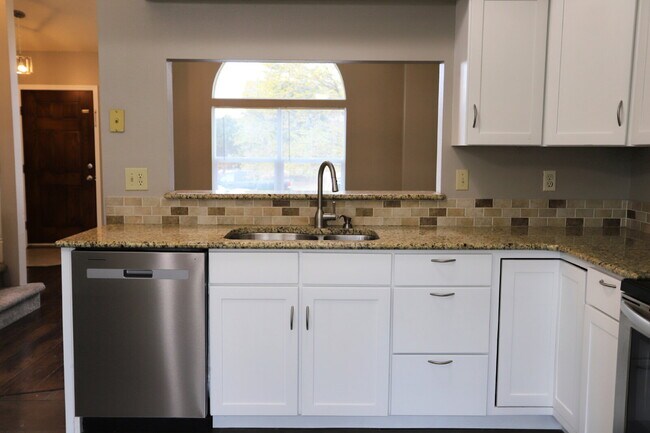 Building Photo - Beautifully Updated Split-Level Home with ...
