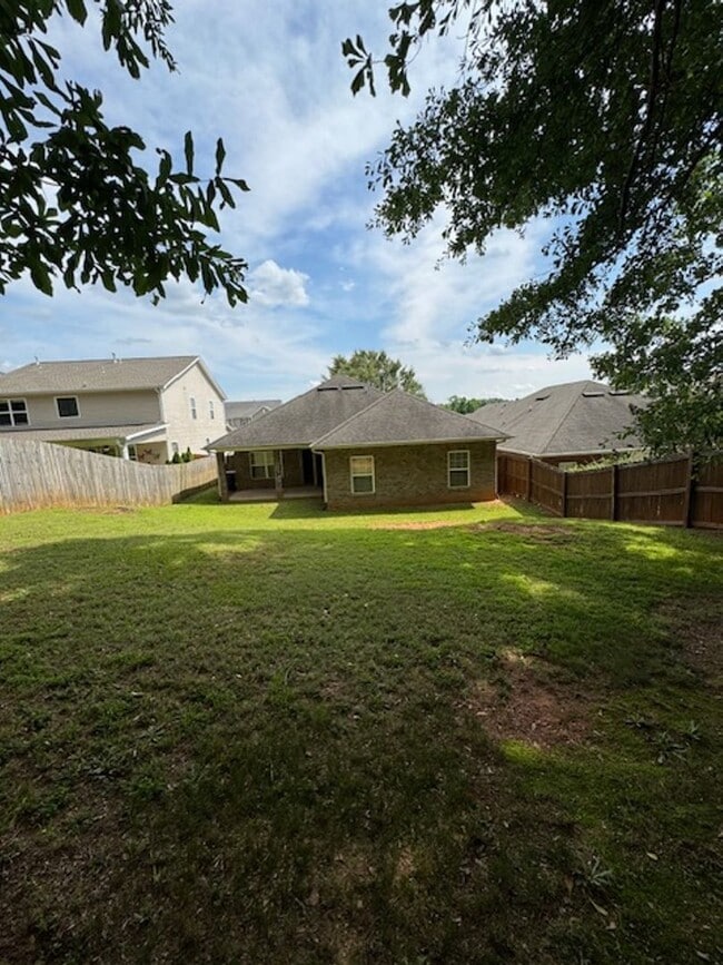 Building Photo - Brick Ranch - 3 Bedrooms & 2 Full baths wi...