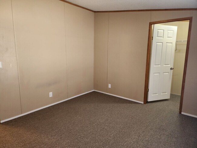 Building Photo - 306 E Spruce St