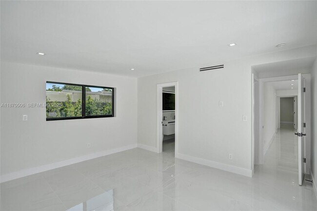 Building Photo - 1931 NE 186th Dr