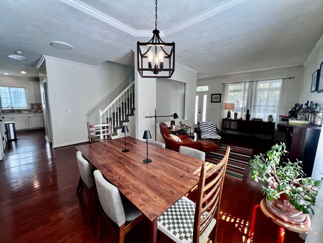 Building Photo - Charming 4 Bedroom home Near Virginia Beac...