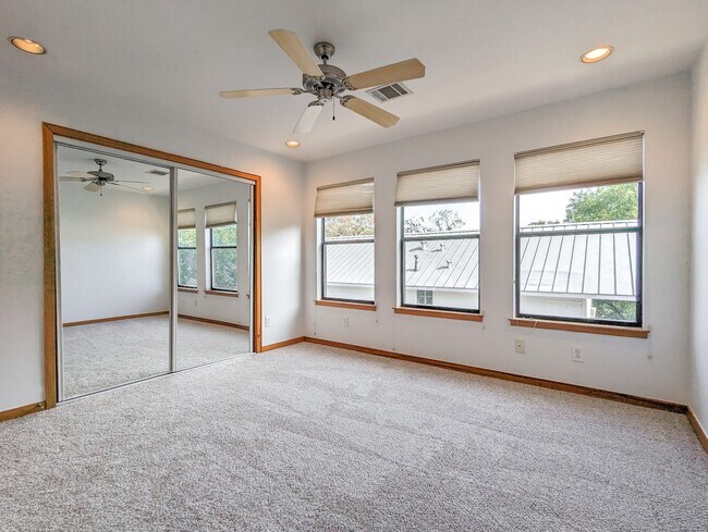 Building Photo - 444 Oxford St