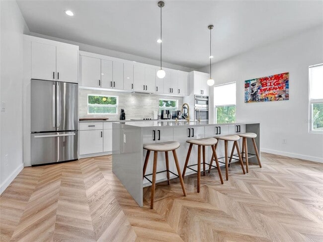 Building Photo - 102 W Adalee St