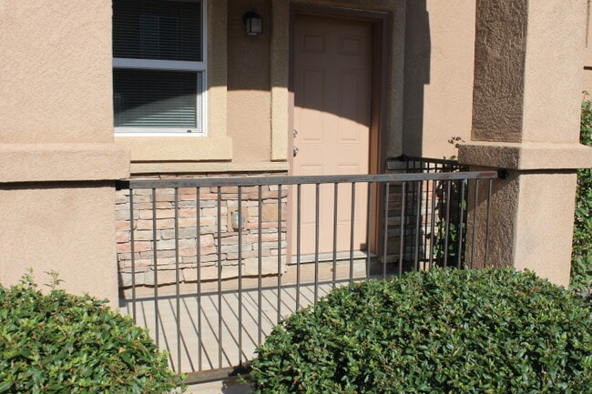 Building Photo - $1742 | 2BR/2BA | Lovely Townhome with a P...