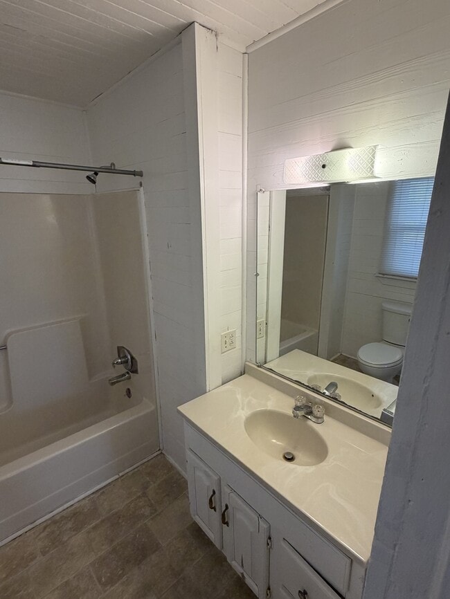 Building Photo - 411 Latham Ln