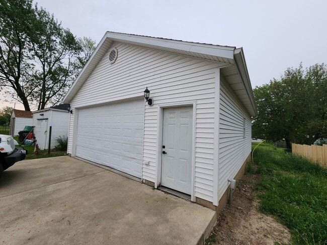 Building Photo - 141 W Lane Ave