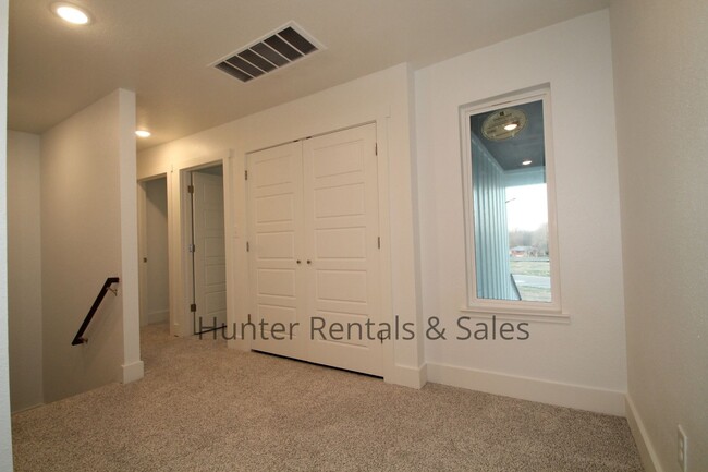 Building Photo - Upscale Three-bedroom Townhome!