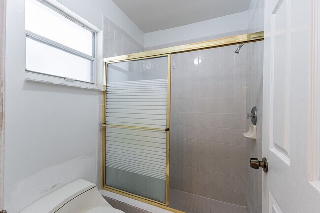 Building Photo - 608 Richmond Ave N