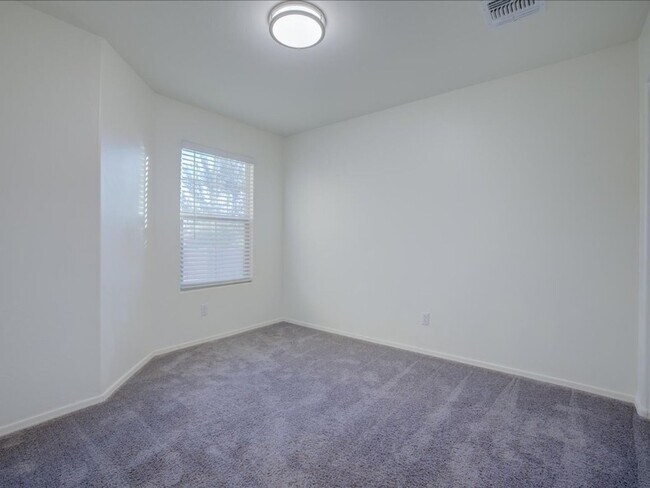 Building Photo - 3 Bedroom 2 Bathroom + Flex Room