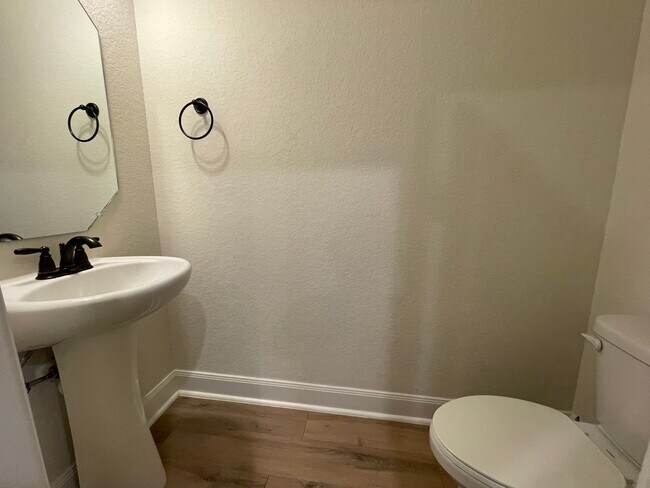 Building Photo - Gated 3-Bed Townhome Near SeaWorld & Lackland AFB — Pets Welcome!