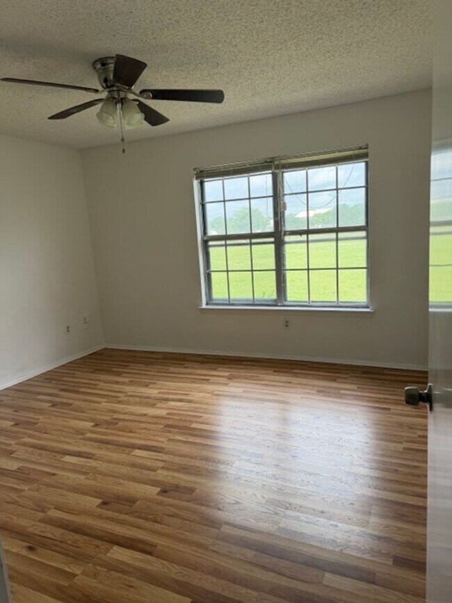 Building Photo - Centrally Located 2 Bedroom Unit
