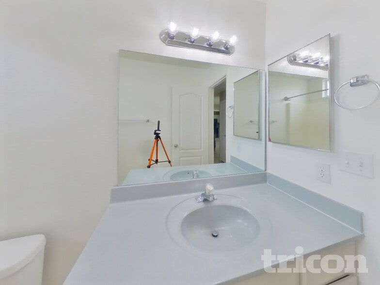 Building Photo - 1406 W Emerald Ave