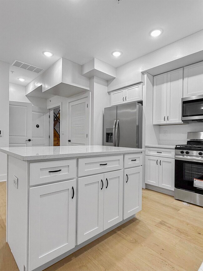 Building Photo - 185 Mallory Ave