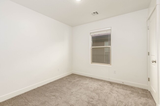 Building Photo - 4 bed | 2 1/2 bath | 2 car garage in Deser...