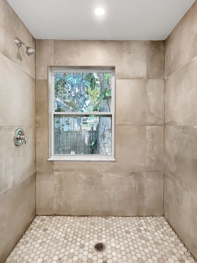 Building Photo - 4631 Queensboro Ave S