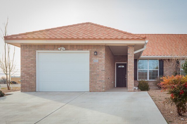 Primary Photo - Beautiful duplex with granite countertops ...