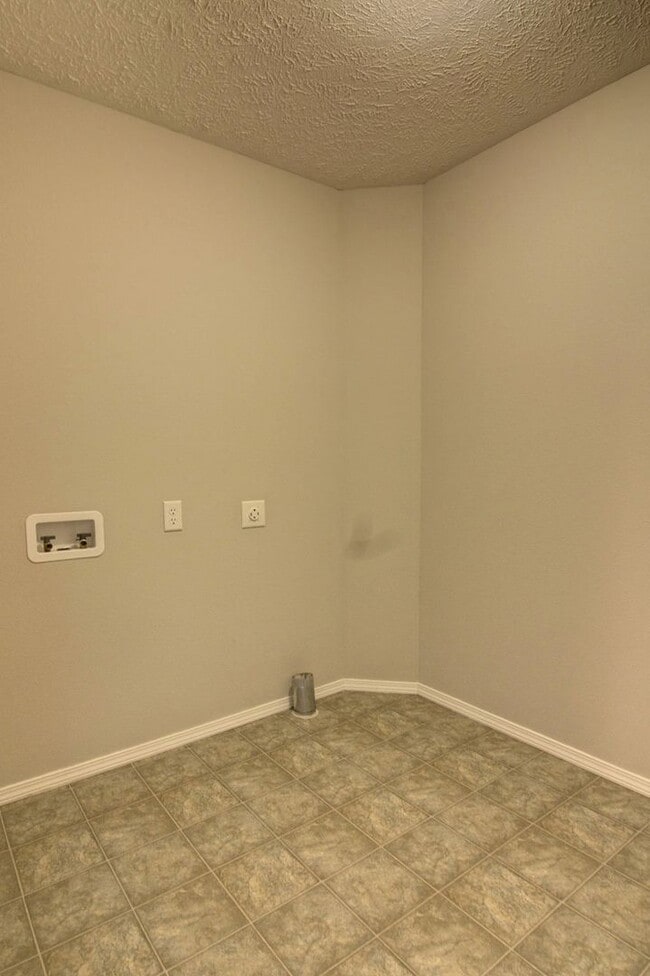 Building Photo - 3 Bedroom 2 Bathroom Home