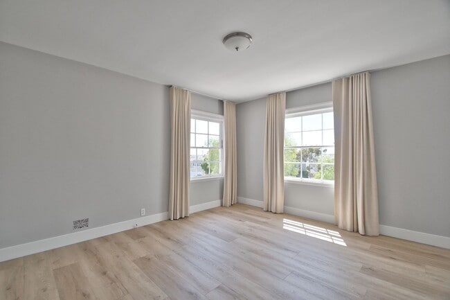 Building Photo - 2 Bed 1 Bath Home in Manhattan Beach Hill ...