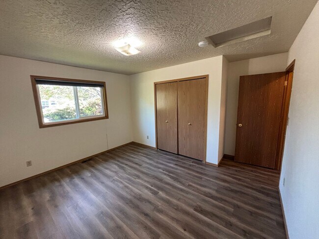 Building Photo - 727 Hendrickson Dr