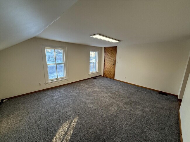 Building Photo - Upper 2BR in Heart of Grandville