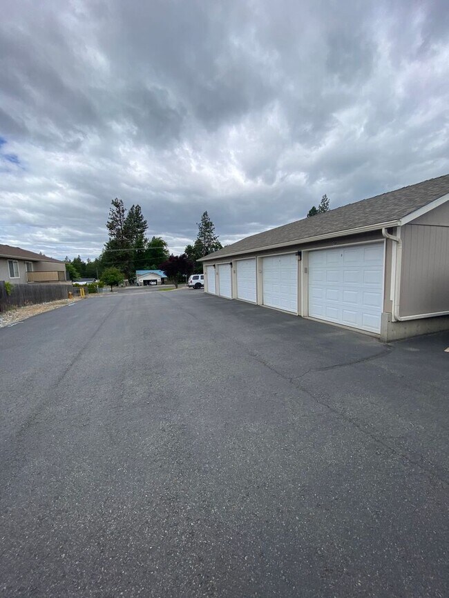 Building Photo - Canfield Court Condo (APP#170)