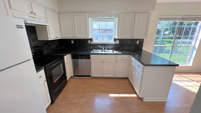 Building Photo - Lovely 3-Bedroom