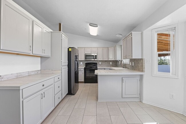 Building Photo - 5 Bed 3 Bath Home in Rigby