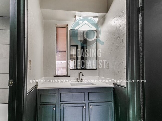 Building Photo - Spacious Updated 3 Bed 2 bath Home