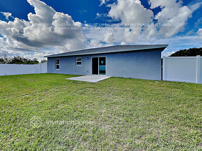 Building Photo - 1421 SW Hibiscus St
