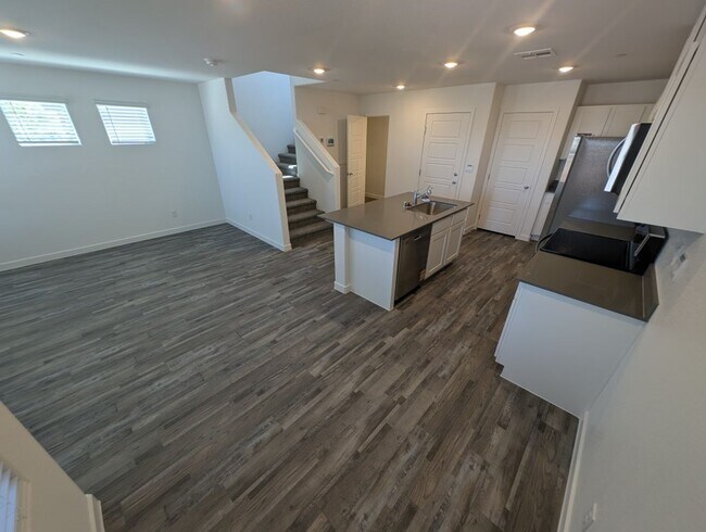 Building Photo - 484 Golden Myna Ave