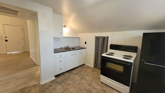 Building Photo - 368 E Dean Ave