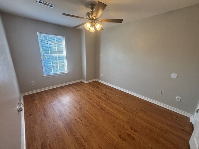 Building Photo - COMING SOON!! 3 Bedroom Duplex in Farmington!