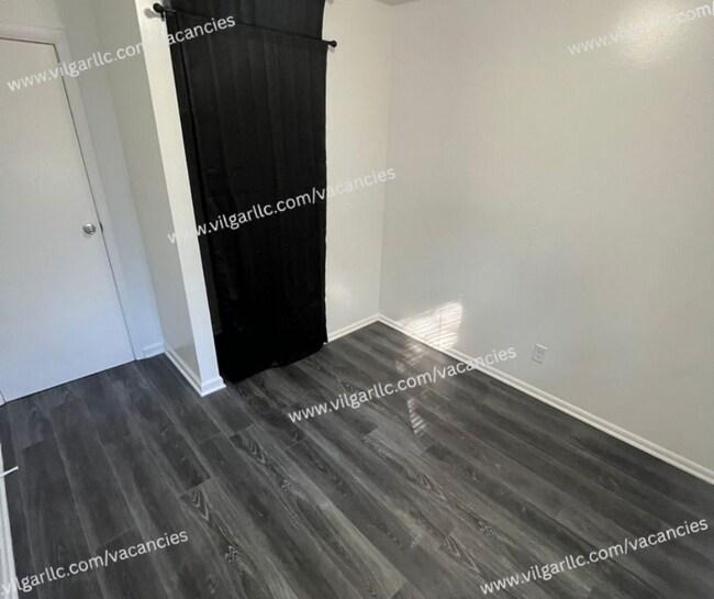 Building Photo - 3 spacious bedrooms, 2 full bathrooms home in Gary, IN