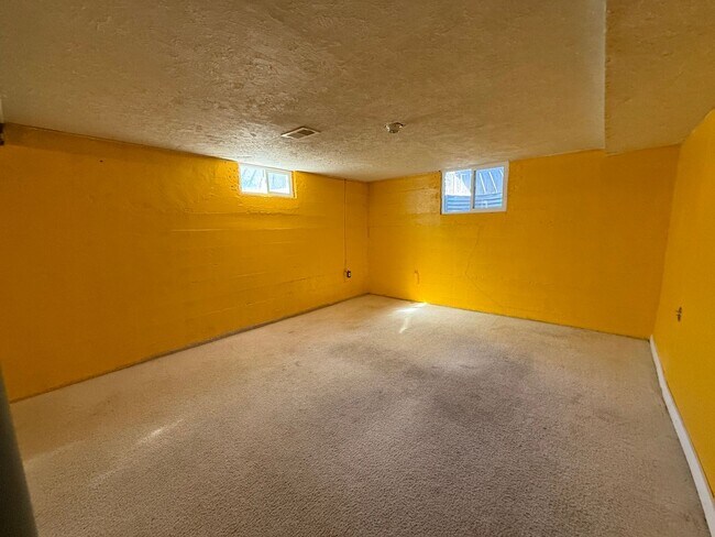 Building Photo - Beautifully Updated Home near Federal & Al...
