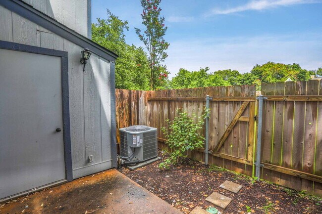 Building Photo - 1411 Gracy Farms Ln