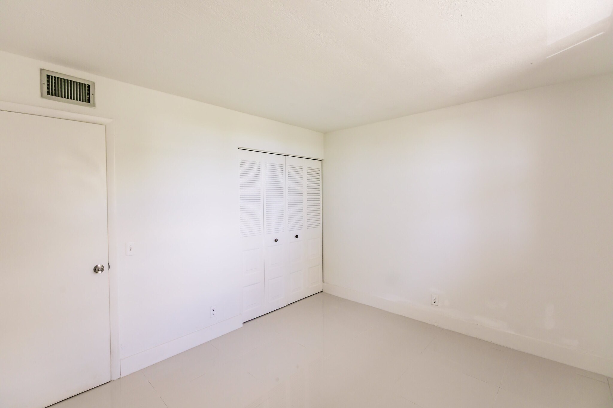 Building Photo - 112 Lake Emerald Dr