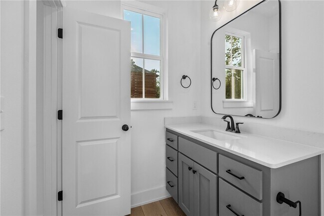 Building Photo - 588 S Willow Ave