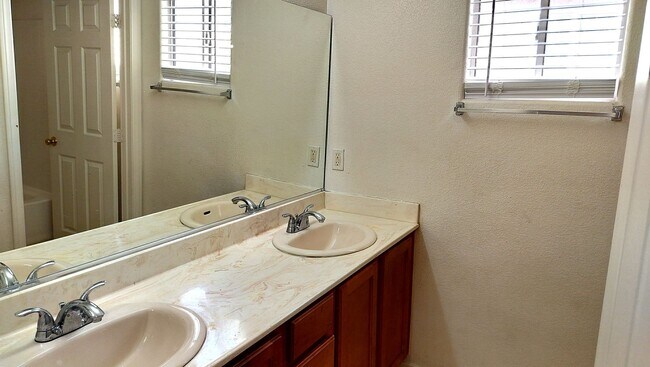 Building Photo - Spacious 4-Bedroom in Gated Copper Creek w...