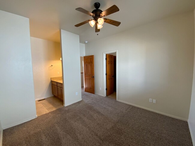 Building Photo - 3 Bedroom Town home Near 4th Street SW & B...