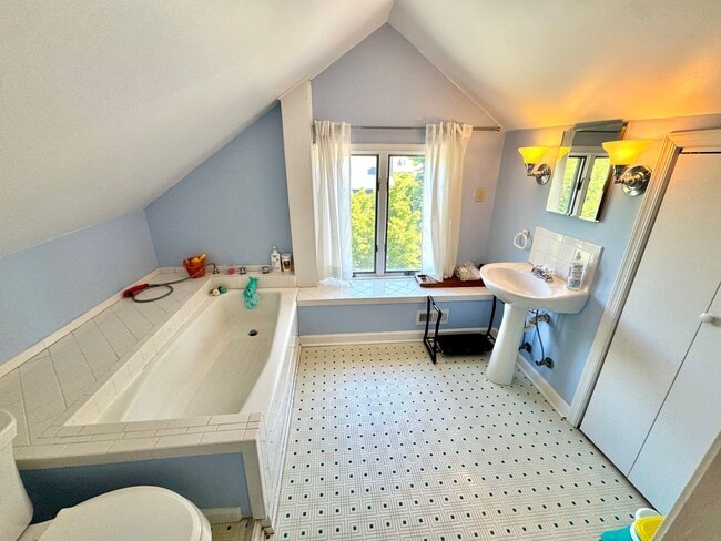 Building Photo - Charming 4-Bedroom Home in the Heart of Co...