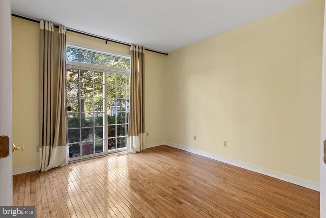 Building Photo - 210 Bullock Dr