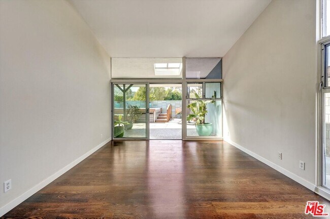 Building Photo - 2755 Carmar Dr