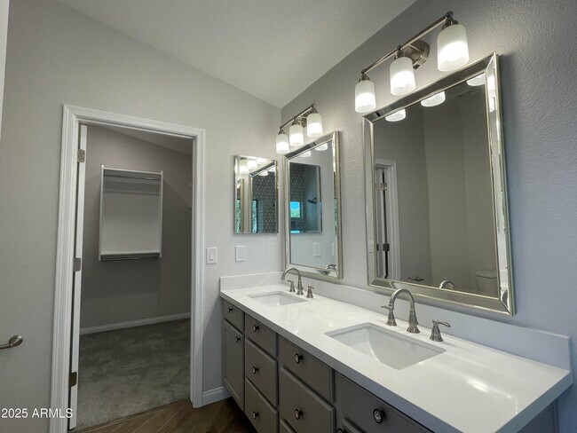 Building Photo - 841 E Lovegrass Dr