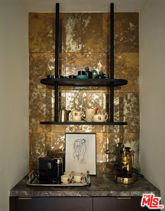 Building Photo - 8673 Hollywood Blvd