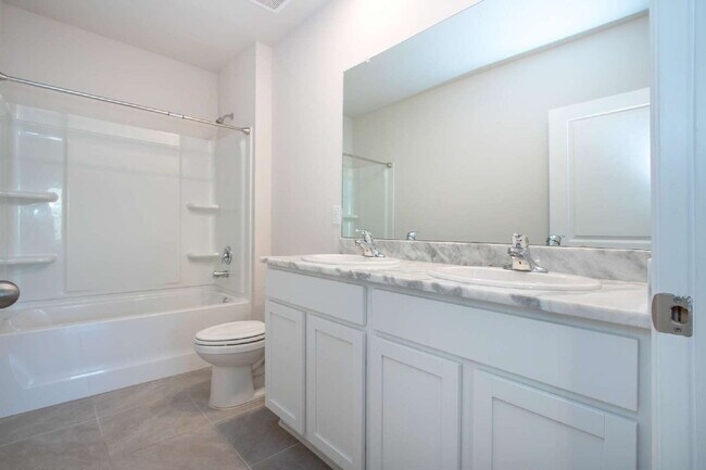 Building Photo - Spacious 5-Bed Retreat with Granite Elegance in Lakewood Ranch