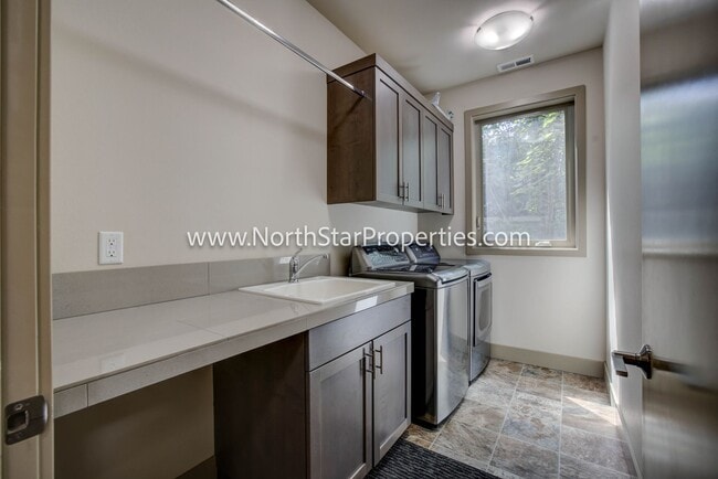 Building Photo - Town home located in west side Bend