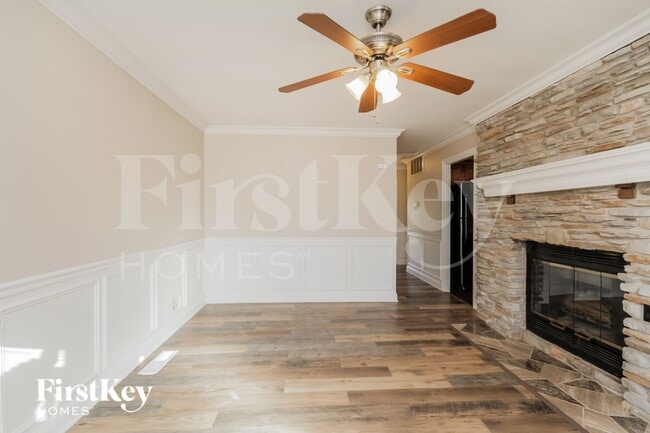 Building Photo - 10 Fir St